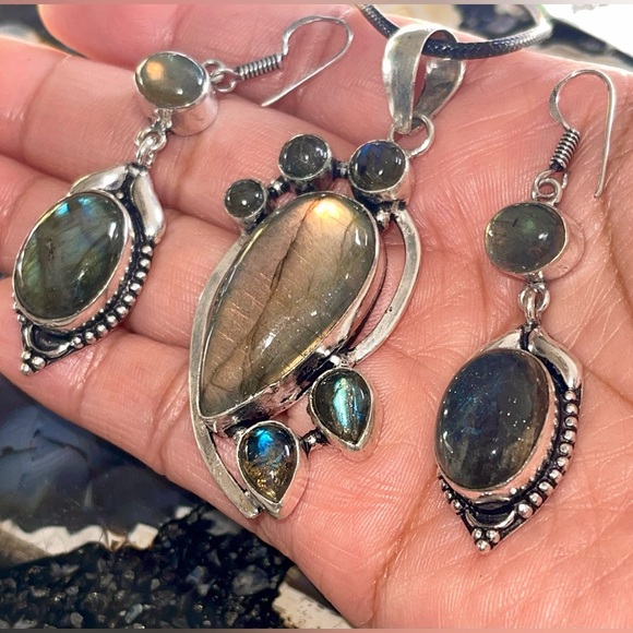 Labradorite Pendant & Earrings Set - Picture 6 of 13